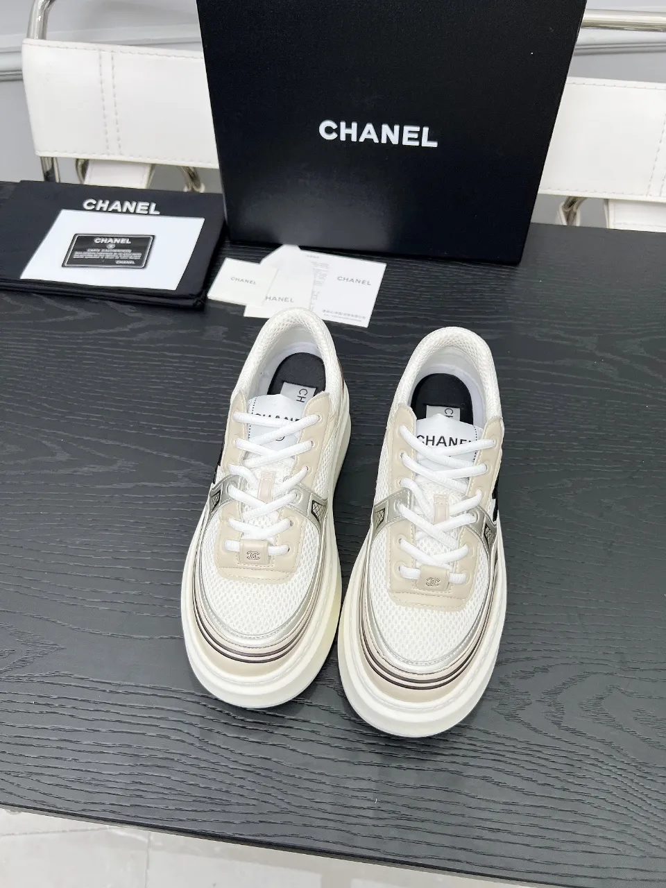 💕💕Factory direct selling price p640💕💕 chanel 2025 resort series latest casual sports shoes silver white, gold white, silver gray, black and red! Incomparably beautiful and easy to wear, very light, the lining is also super soft, super comfortable, the upper is breathable, the color is high-end and durable, versatile. Upper: cowhide and cloth stitching. Inner: breathable mesh. Original foam combination outsole. Size: 35-40.